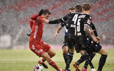 Байерн Мюнхен и Арминия Билефелд играят при резултат 0 1 в мач