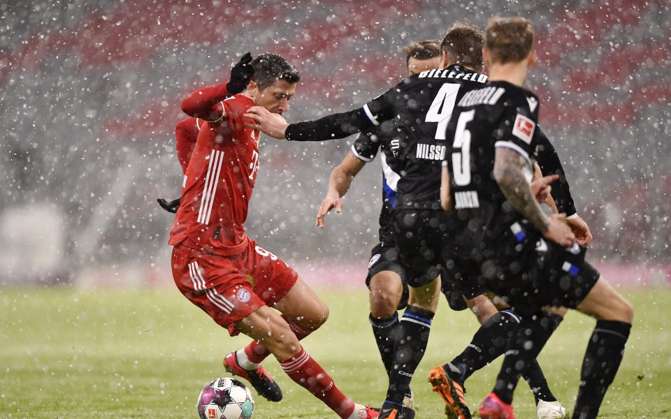 Байерн Мюнхен и Арминия Билефелд играят при резултат 0:1 в