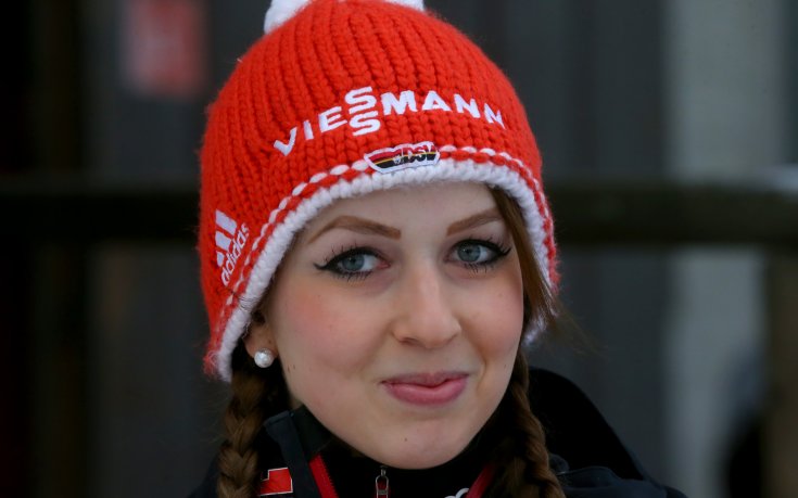 Сексапилна скиорка със 155 голи снимки в 