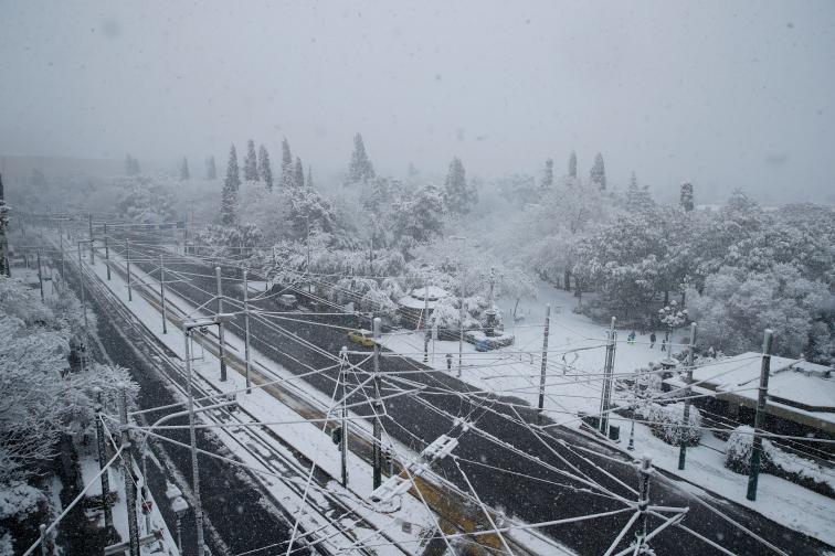 сняг и студ в Атина