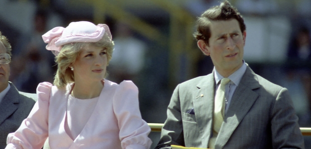  На 29 юли 1981 година принцеса Даяна и принц Чарлз подписват брак, а мнозина афишират събитието за сватбата на века. През декември 1992 година височайшата двойка афишира обществено, че се развежда. 