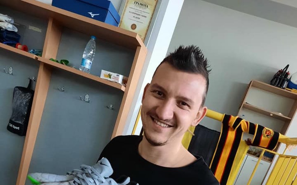 Звездата на Ботев Пловдив Тодор Неделев дари обувките си, с