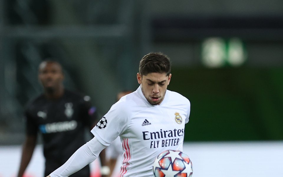 Отборът на Манчестър Юнайтед следи изявите на звездата на Реал