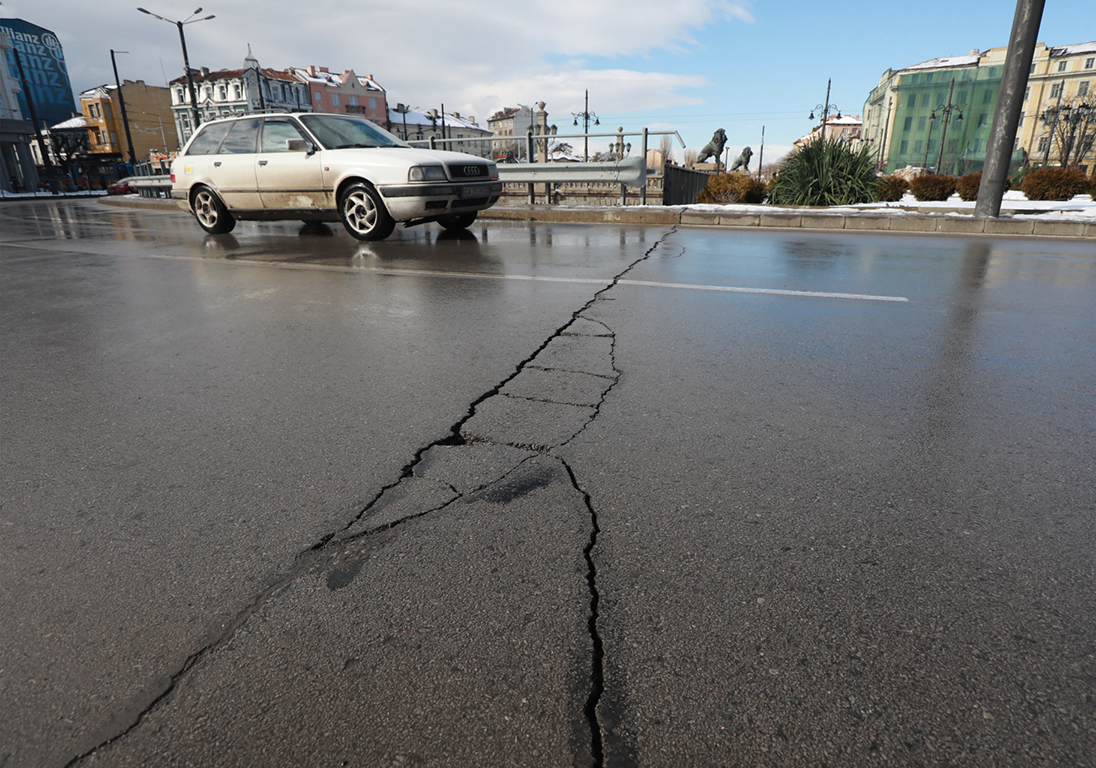 <p>Напука се пътната настилка в района на &quot;Лъвов мост&quot;</p>