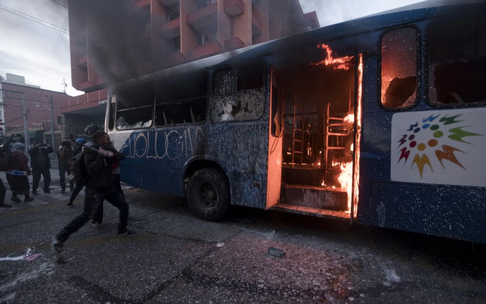 Автобус с нигерийски играчи изгоря напълно напът за мач с Уйо