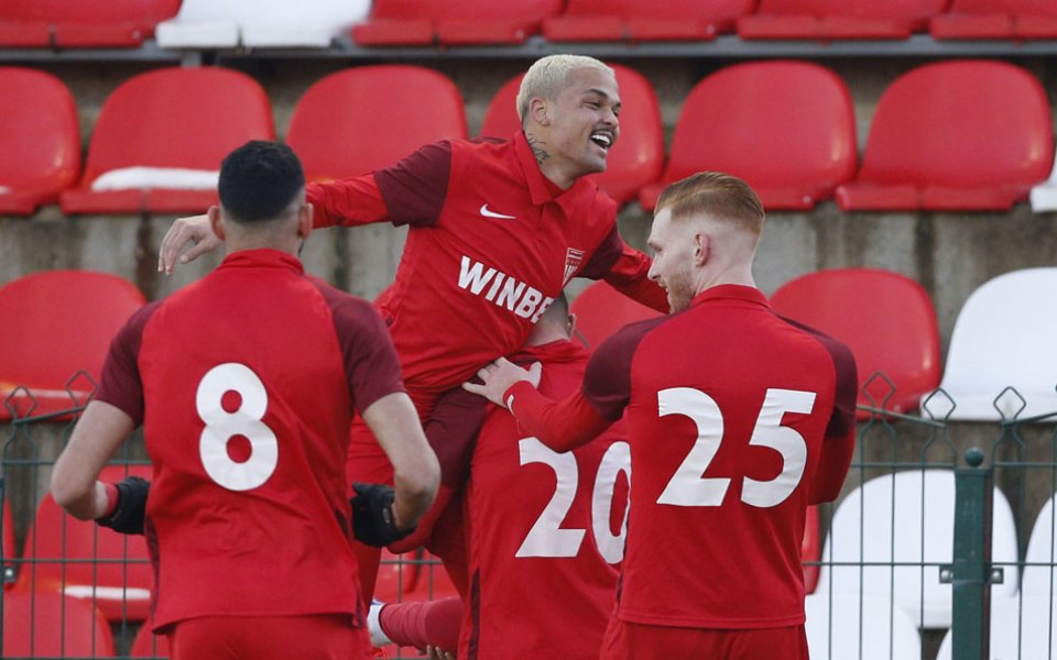 Скаут на Сент-Етиен наблюдава играчи на Царско село в днешния