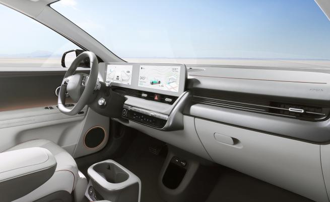 Двата дисплея са с диаметър по 12 инча. За първи път в Hyundai, Ioniq 5 разполага с дисплей с виртуална реалност (AR HUD), който по същество превръща предното стъкло в дисплей.