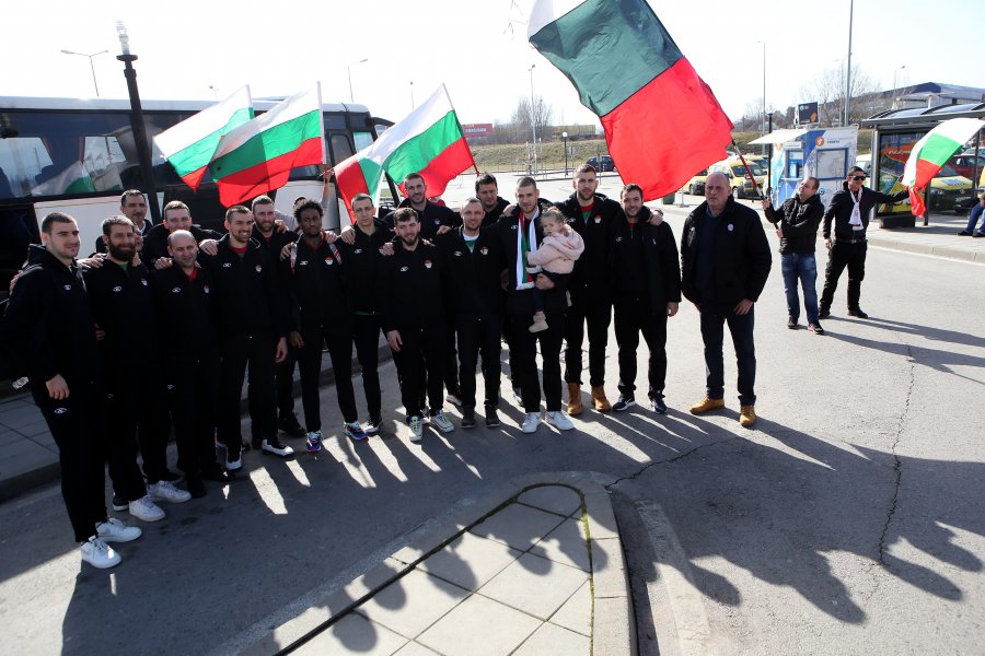 Националният отбор по баскетбол се прибра в България1