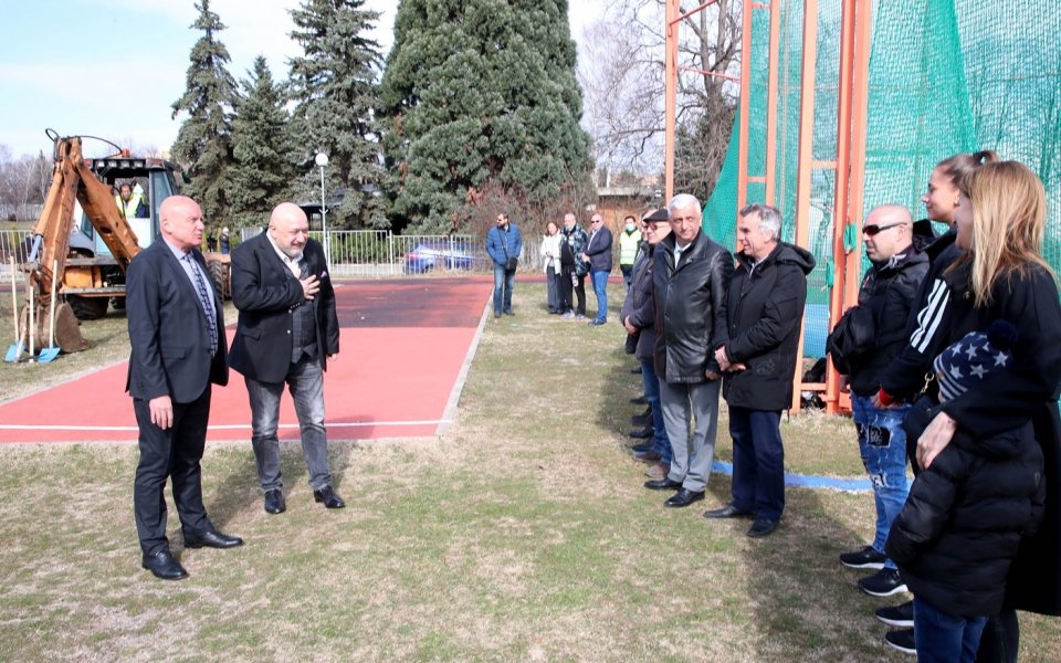 Кралев Кралев с първа топка на лекоатлетическия център в НСА