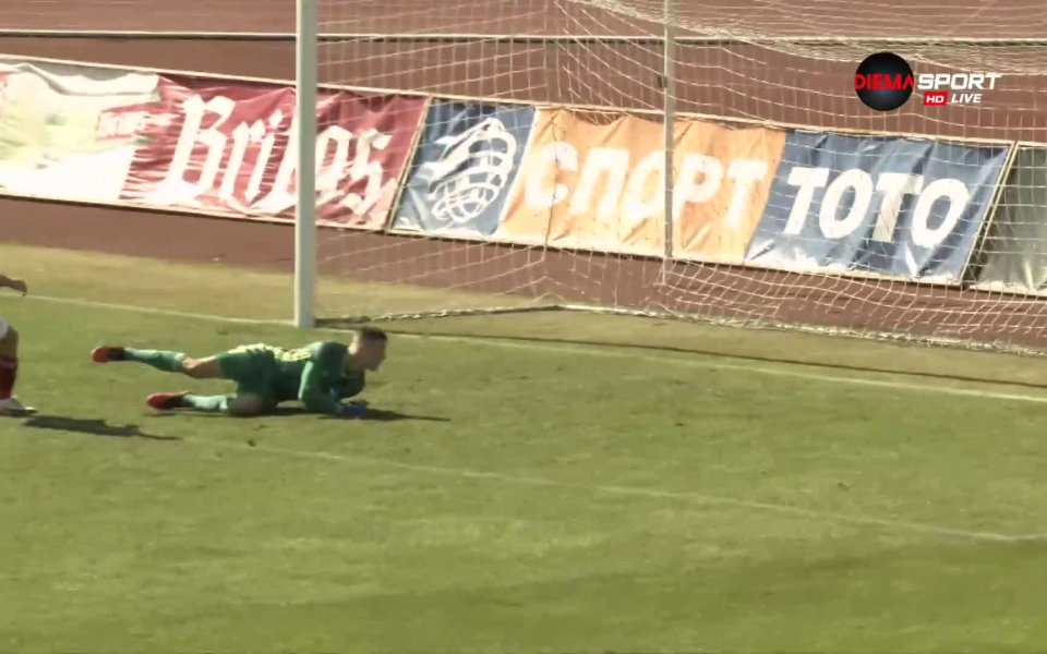 Гаетан Коуку с глава изравни резултата в мача между Етър