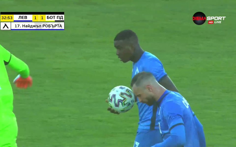 Левски и Ботев Пловдив се оттеглиха на почивката при 2:1