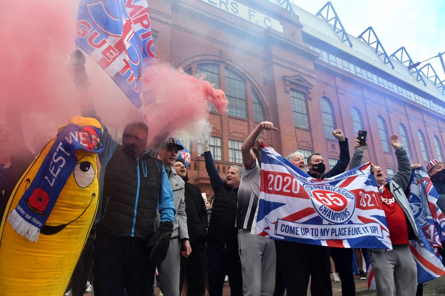Феновете на Рейнджърс празнуват спечелената титла на Шотландия пред Айброкс1