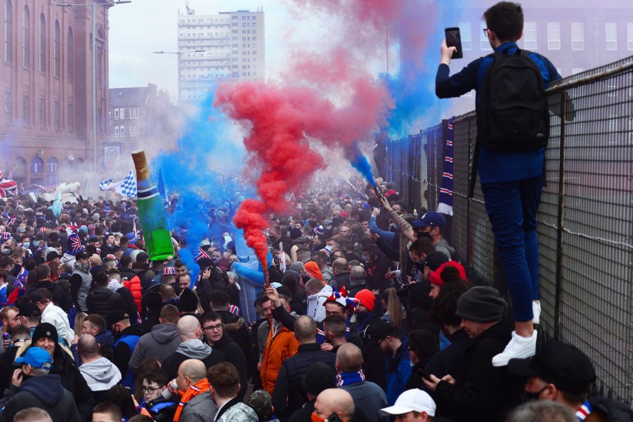 Феновете на Рейнджърс празнуват спечелената титла на Шотландия пред Айброкс1