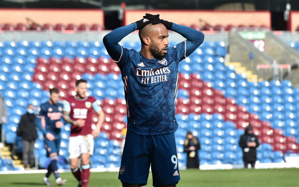 Спекулациите около бъдещето на Александър Лаказет в Арсенал продължават. Според