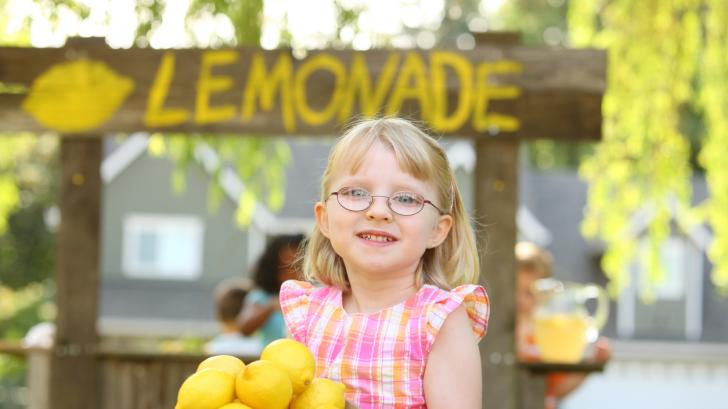 Дете продава лимонада, за да събере пари за мозъчната си операция