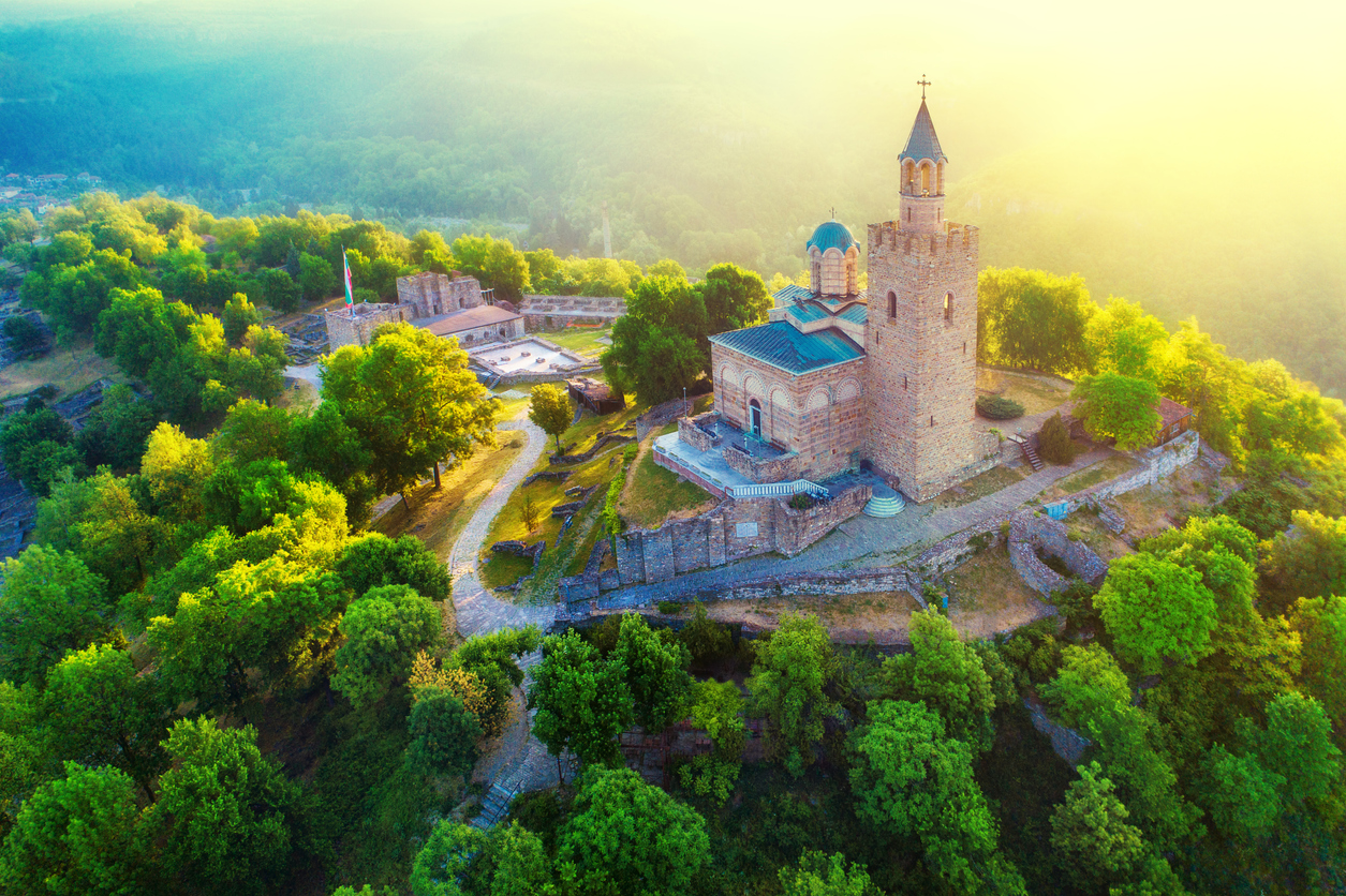 <p><strong>Царевец </strong>- този архитектурно-музеен&nbsp;резерват е един от най-посещаваните туристически обекти в България. Разположен е на хълма Царевец, който се намира в старата част на Велико Търново.</p>