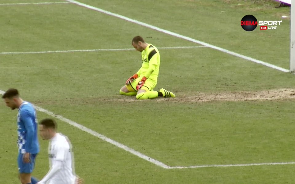 Страхотна тупалка на Петер Макрилос в 44-ата минута върна аванса