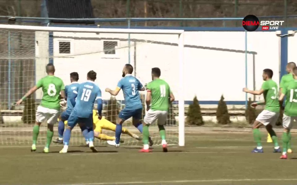 Второто полувреме започна с летящ старт за домакините. Центриране от