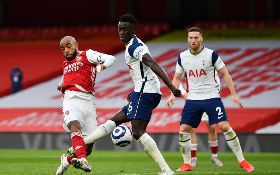 Арсенал и Тотнъм играят при