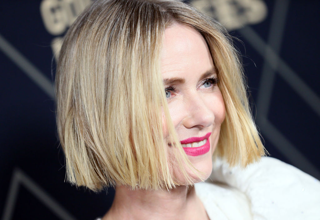 <p><strong>Наоми Уотс</strong>- Наоми Уотс предлага освежаващо честен поглед върху стареенето &ndash; особено по отношение на менопаузата и ролите, достъпни за жените на тази възраст. Тя активно насърчава открития разговор по темата и отказва да позволи на годините да определят нейната стойност. Дори създава собствена линия за грижа за кожата, предназначена за жени в менопауза. <em><strong>&bdquo;Ето ме &ndash; на 50 години съм и все още живея&ldquo;</strong></em>, каза тя в интервю за Today. <strong><em>&bdquo;И гледам жени като Хелън Мирън, Мерил Стрийп, Джесика Ланг, Сюзън Сарандън &ndash; толкова много фантастични, талантливи, интелигентни хора &ndash; и съм просто впечатлена от тях. Така че се опитвам да се възползвам максимално от това време и да го отпразнувам.&ldquo;</em></strong></p>