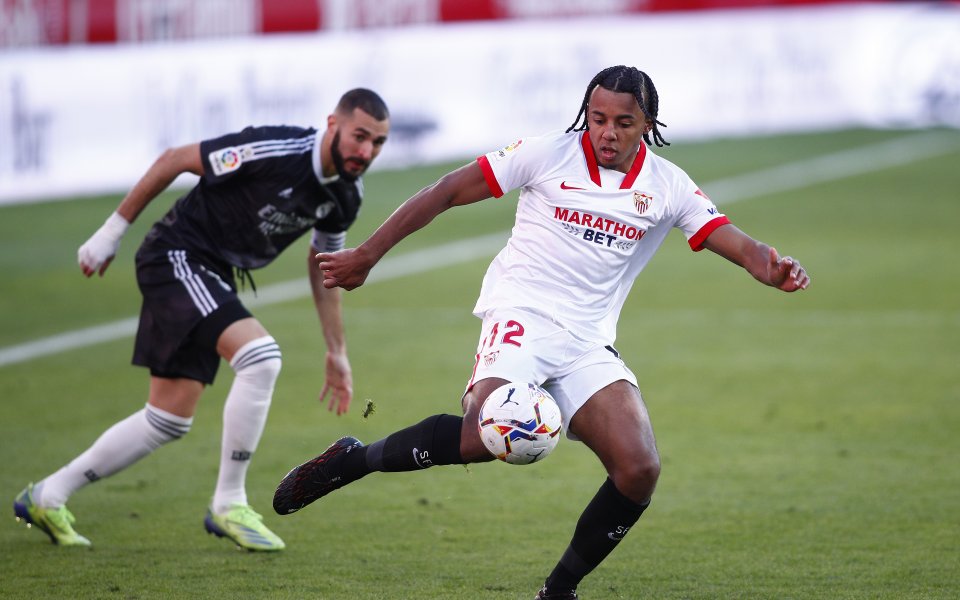 Отборът на Манчестър Юнайтед може да привлече защитника на Севиля