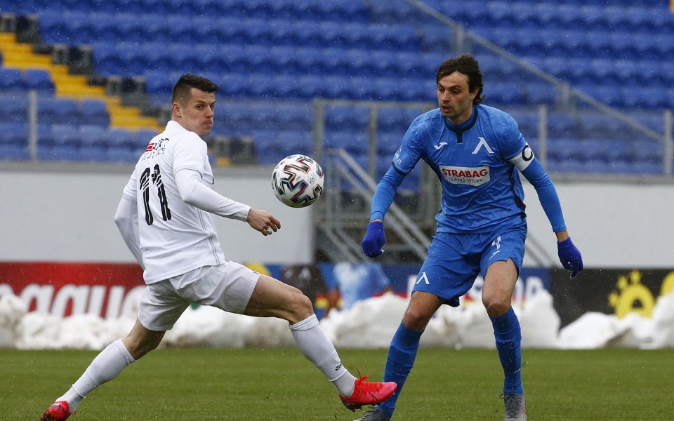 Отборите на Левски и Славия играят при резултат 0:0 в