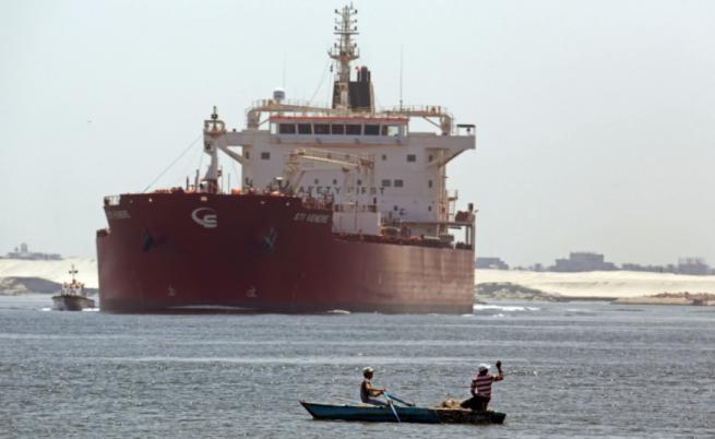 Голям товарен кораб блокира Суецкия канал