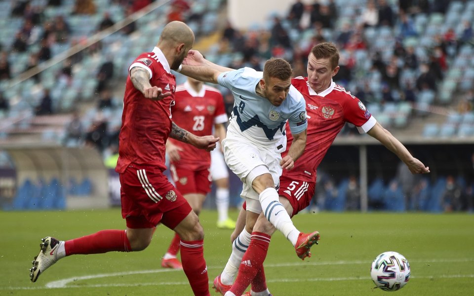 Националните отбори на Русия и Словения играят при