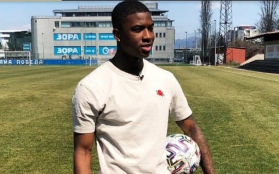 Нападателят Найджъл Робърта си "взе довиждане" със своите бивши съотборници