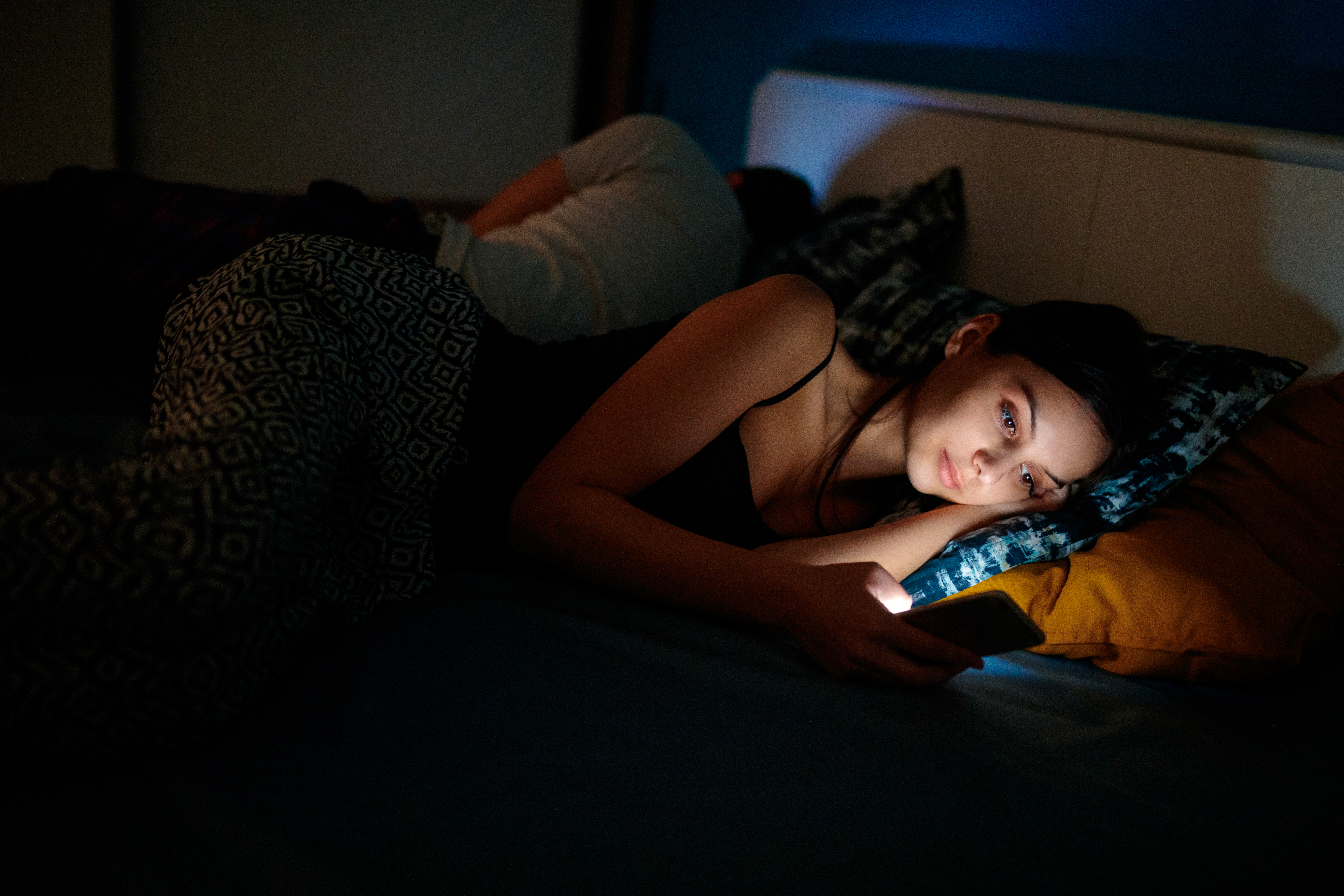 <p><strong>Електронни устройства преди лягане</strong><br />
Последни проучвания показват, че използването на електронни устройства преди лягане намалява качеството на съня.&nbsp;<br />
Проучване, показва, че около 89% от възрастните и 75% от децата имат поне едно електронно устройство в спалнята си.<br />
Редовното използване на електронни устройства преди лягане не само уврежда качеството на съня, но също така ни кара да се чувстваме уморени на следващия ден. Това &nbsp;влияе върху нашата производителност и нивата на стрес. Ако се намали употребата на електронните устройства за поне час преди лягане може значително да се подобри качеството на съня и да бъдем здрави.</p>