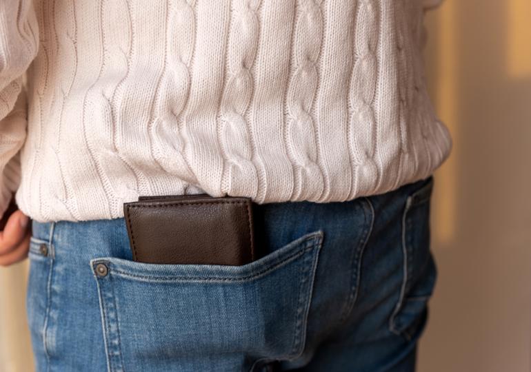 <p><strong>Портмоне в задния джоб</strong></p>

<p>Много хора избират да носят портмонето си в задния си джоб&nbsp;като най-удобно място. Но това се оказва нездравословно за тялото. Седенето на портфейла дори за кратък период може да доведе до изместване на гръбначния ви стълб. Това в крайна сметка създава асиметрия, която може да наруши нормалното подравняване на гръбначния стълб.</p>

<p>Дългото седене на портфейла може да причини хронична болка в гърба, ишиас и функционална сколиоза.</p>