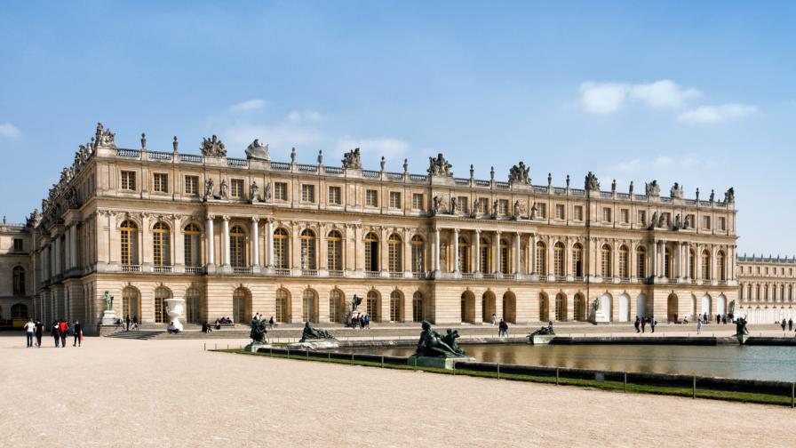 <p>Близо 100 пожарникари гасиха пожар във Версайския дворец (СНИМКИ/ВИДЕО)&nbsp;</p>