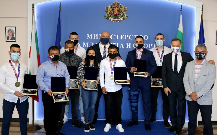Министър Кралев награди героите от Европейското първенство по щанги