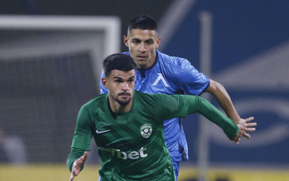 Каули Оливейра грабна бутилката за най-добър играч след победата с