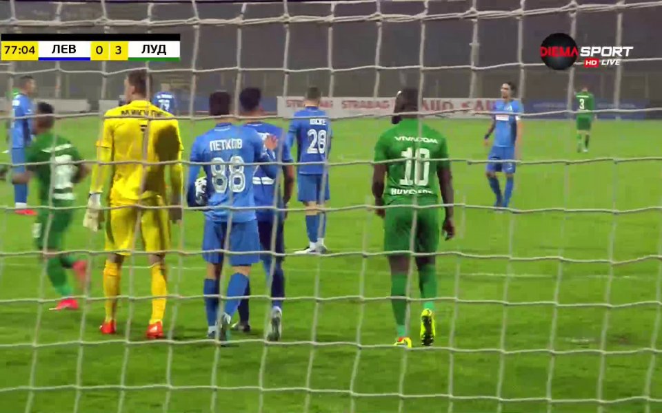 След свободен удар пред наказателното поле на Лудогорец, гостите откраднаха