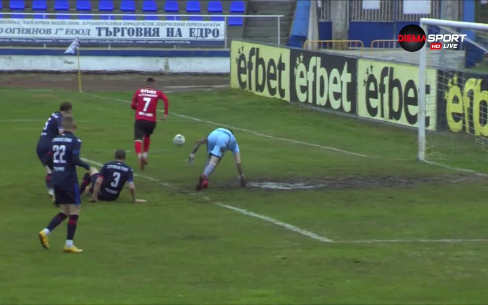 Струмска слава и Локомотив София се оттеглиха при 0:1 в