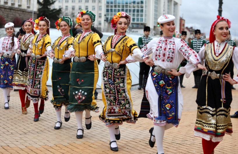 Частни фолклорни ансамбли излязоха на протест