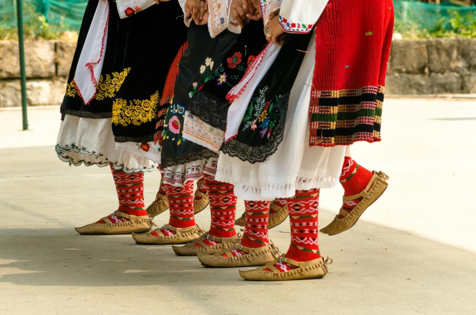  обичаи фолклор български танци носии 