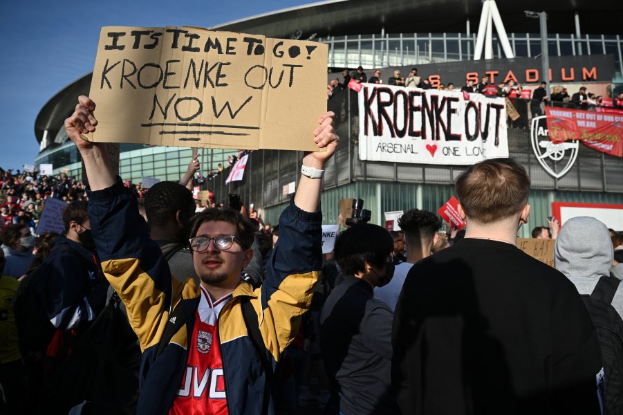 Фенове на Арсенал щурмуват Emirates Stadium1