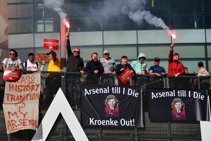 Фенове на Арсенал щурмуват Emirates Stadium1