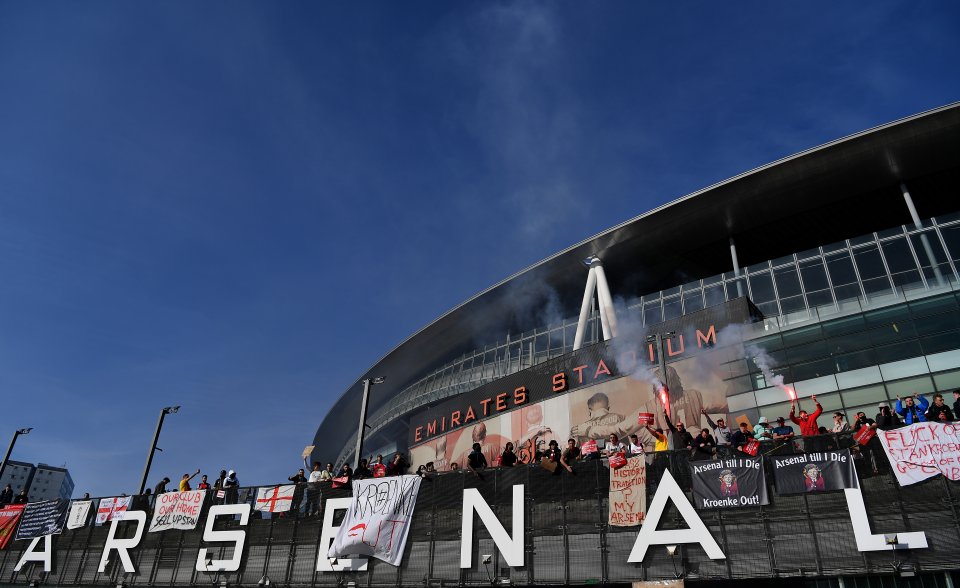 Фенове на Арсенал щурмуват Emirates Stadium1