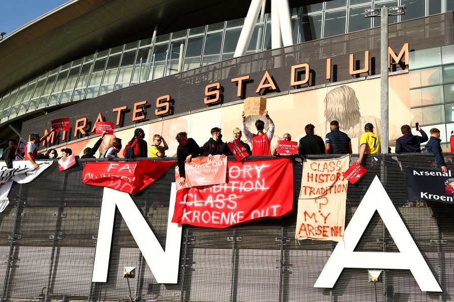 Фенове на Арсенал щурмуват Emirates Stadium1