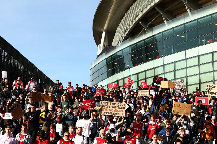 Фенове на Арсенал щурмуват Emirates Stadium1
