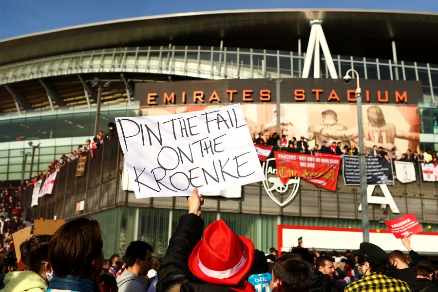 Фенове на Арсенал щурмуват Emirates Stadium1