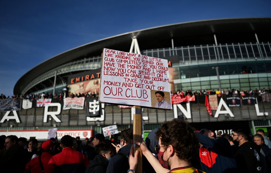 Фенове на Арсенал щурмуват Emirates Stadium1