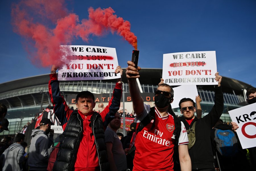 Фенове на Арсенал щурмуват Emirates Stadium1