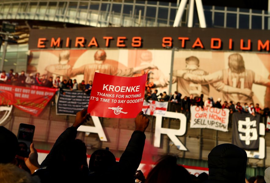 Фенове на Арсенал щурмуват Emirates Stadium1