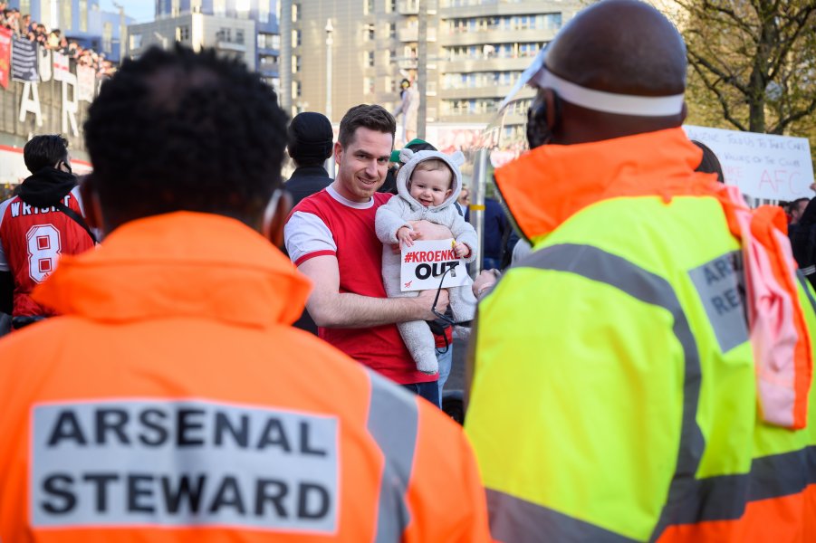 Фенове на Арсенал щурмуват Emirates Stadium1