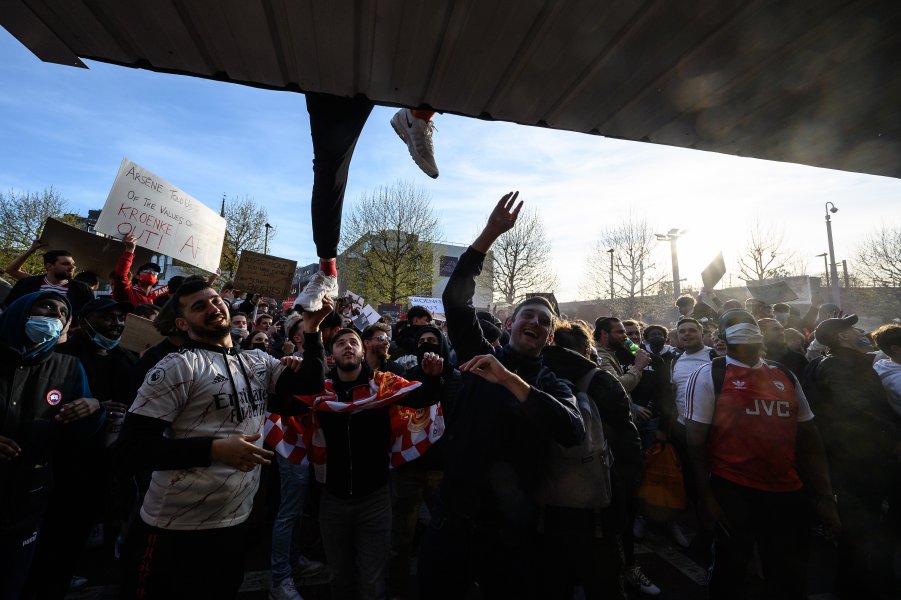 Фенове на Арсенал щурмуват Emirates Stadium1