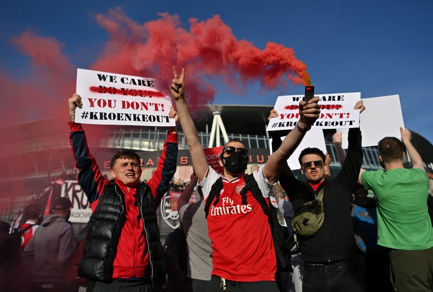 Фенове на Арсенал щурмуват Emirates Stadium1